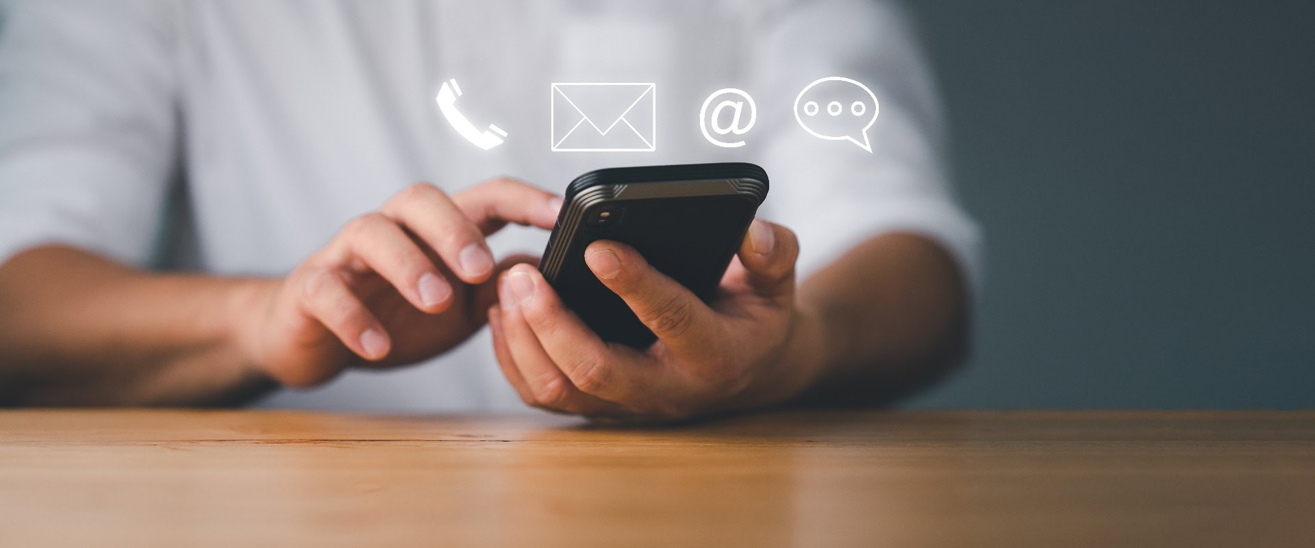 Kunden-Support-Hotline Kontaktieren Sie uns Menschen Verbindung. Geschäftsmann mit Smart Phone und den Symbolen für E-Mail, Telefon, Adresse und Chatnachrichten.