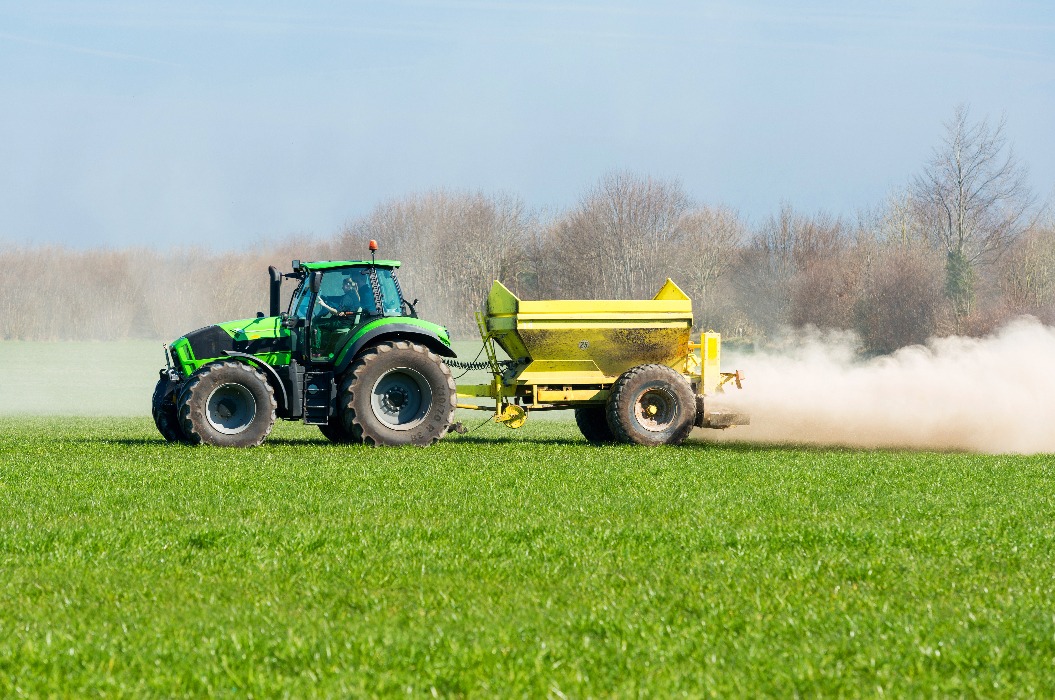 Traktor auf dem Feld bei der Kalkung - 6564