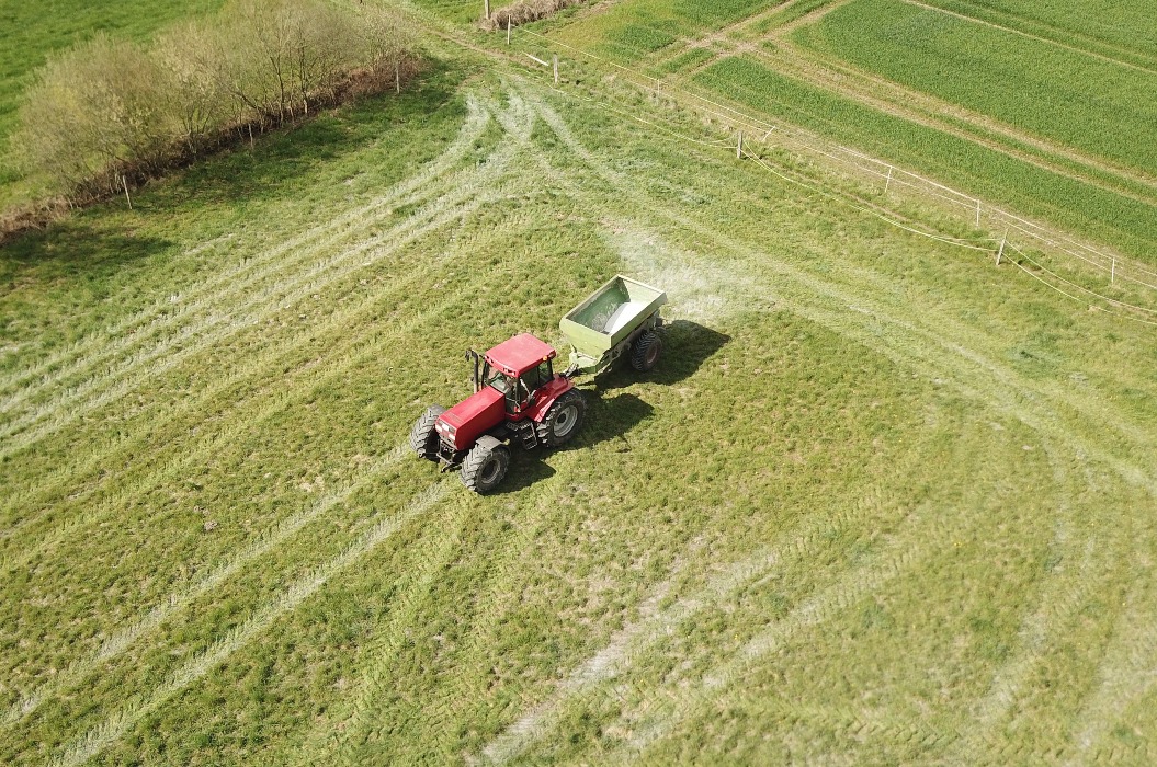 Traktor kalkt Wiese, Kalkung, Dünger, Landwirtschaft aus der Vogelperspektive